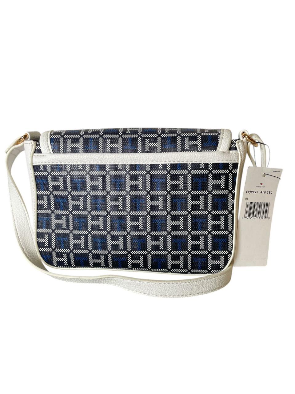 Bolsa crossbody Tommy Hilfiger blanca con monograma azul – Estilo que no pasa desapercibido