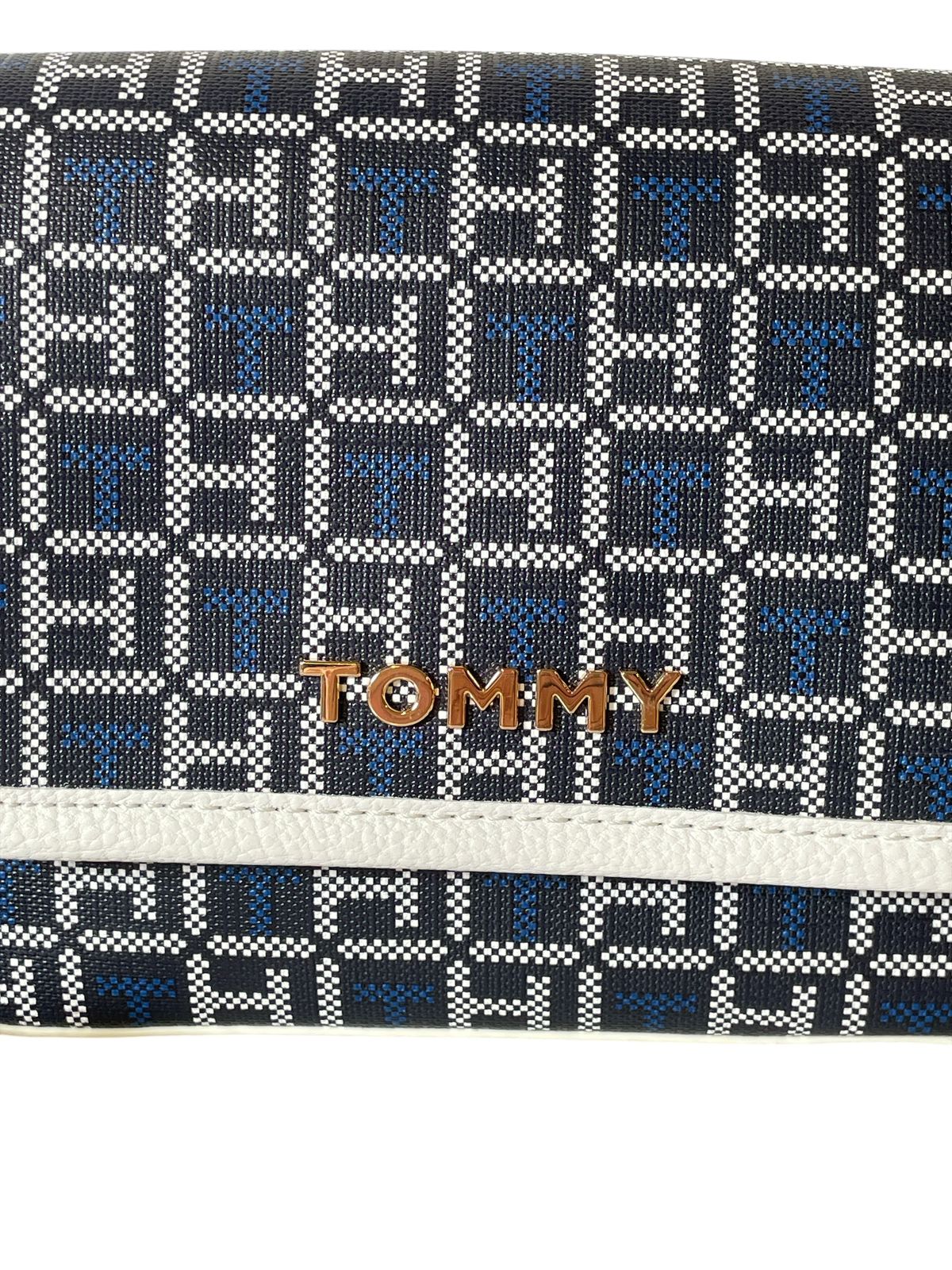 Bolsa crossbody Tommy Hilfiger blanca con monograma azul – Estilo que no pasa desapercibido